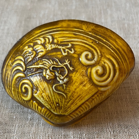 Japanese Netsuke 1930’s Miniature Carved Shell Diorama - movable wheel - Picture 2 of 4